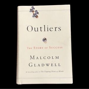 Hardcover Novel | Outliers • Malcolm Gladwell